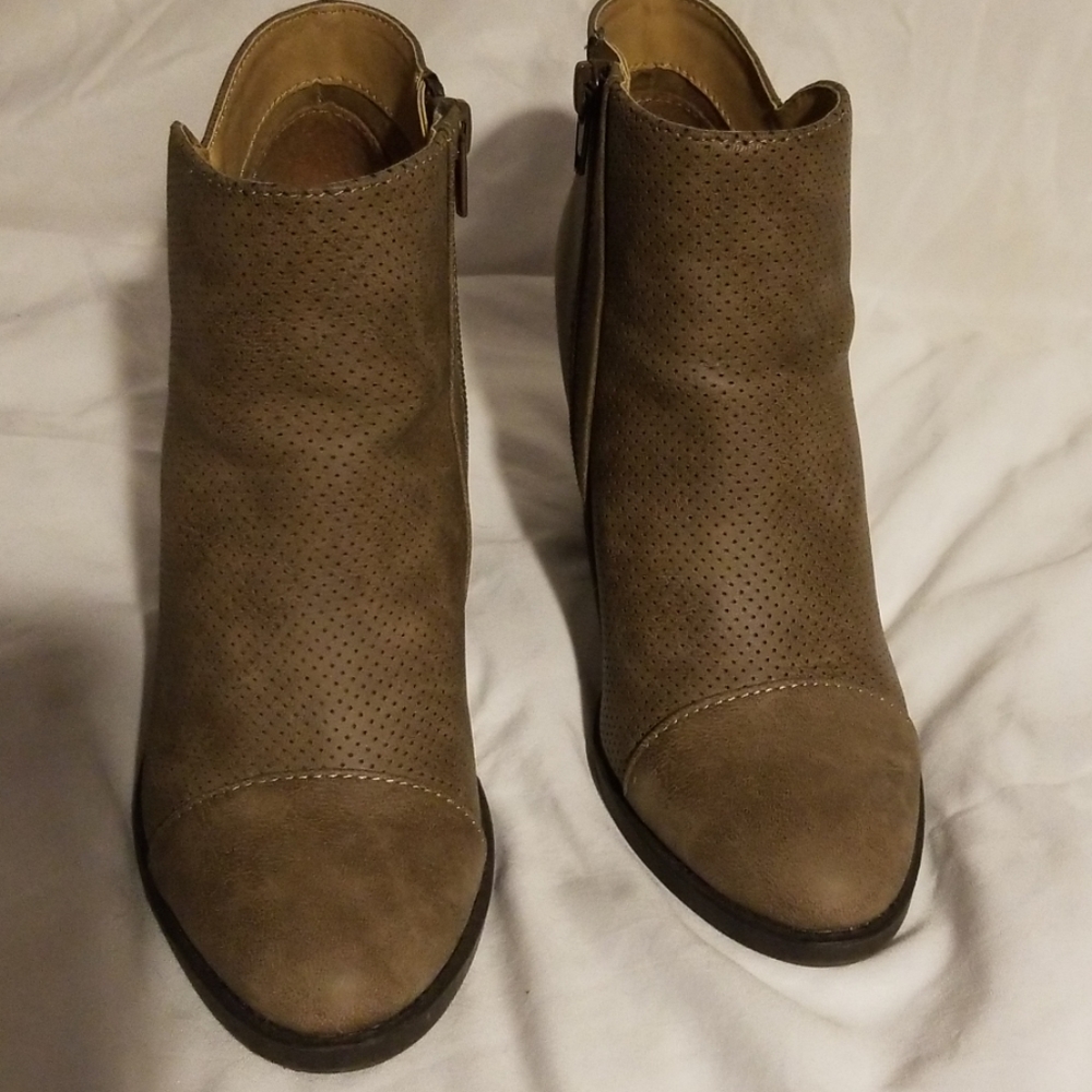 EUC women's ankle heeled boots size 8